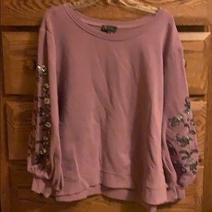 Sweatshirt with embellished sleeves. It’s at waste